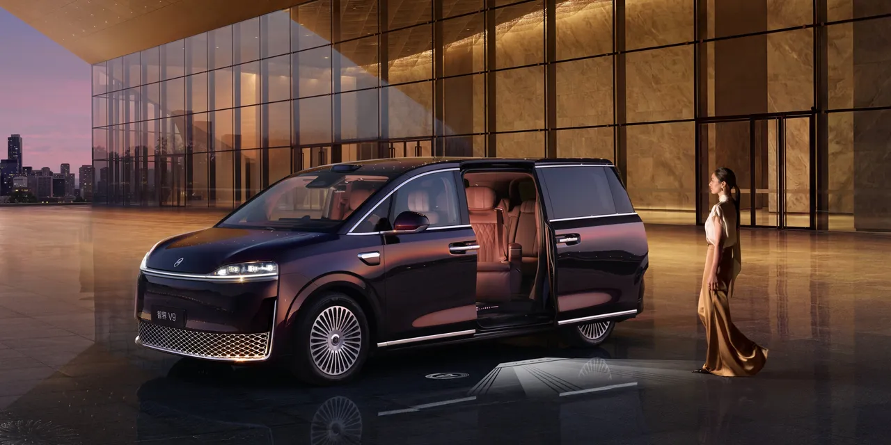 Luxeed V9 Max RWD — التصميم الجانبي