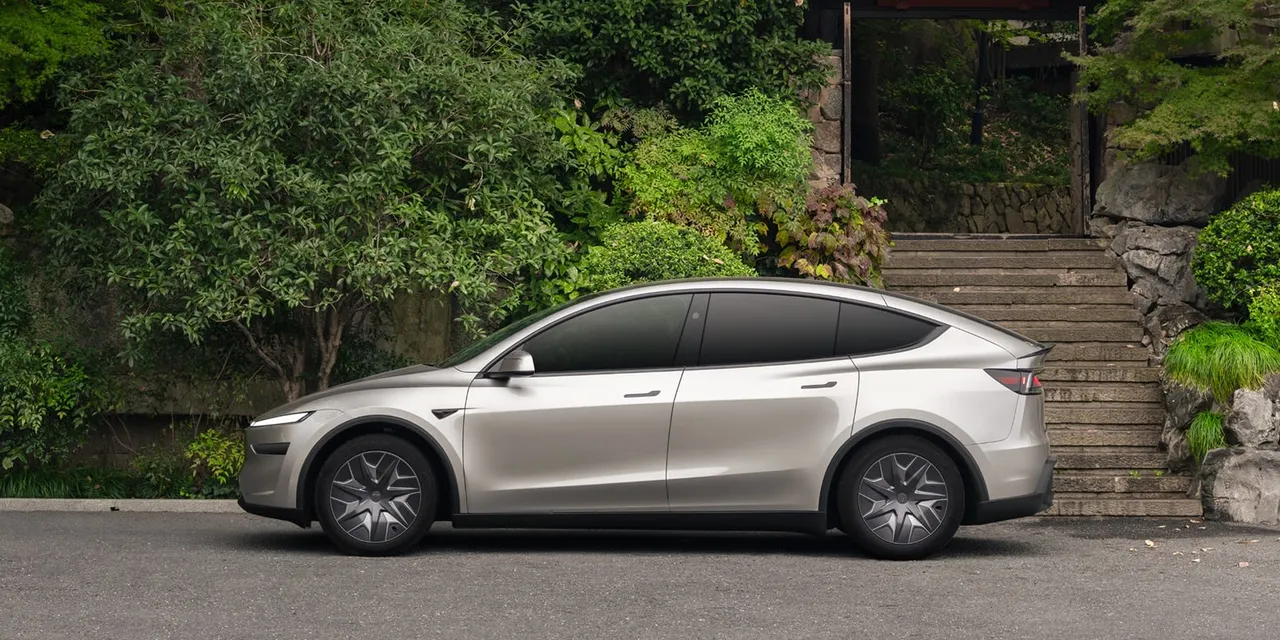 Tesla Model Y L (6-seat) — التصميم الجانبي