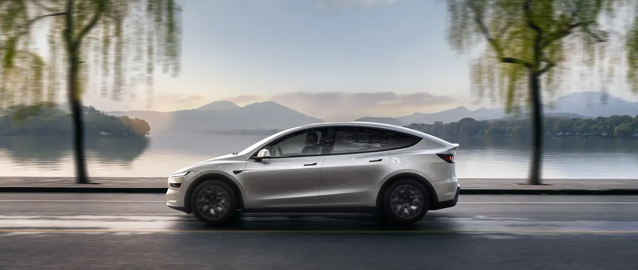 Tesla Model Y L (6-seat)
